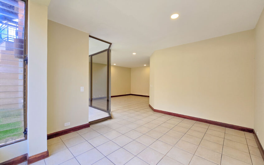 Condo de 305 m2 con jardín en Trejos Montealegre x Avenida Escazú
