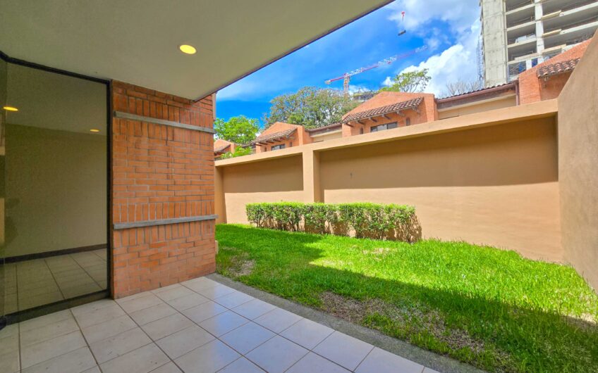 Condo de 305 m2 con jardín en Trejos Montealegre x Avenida Escazú