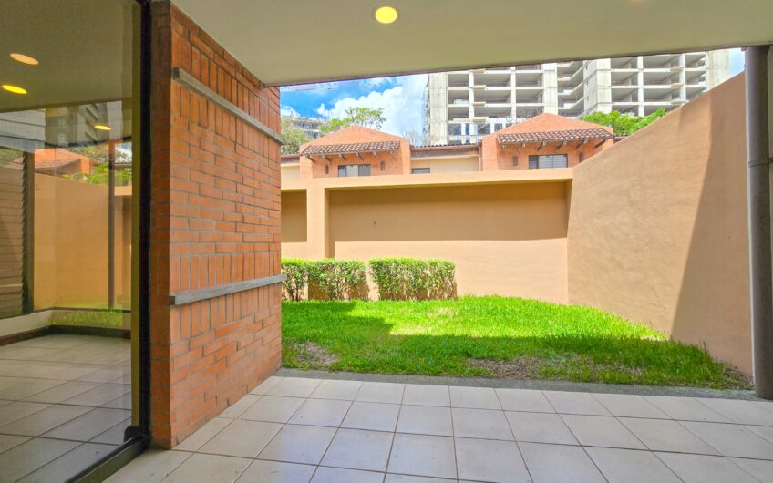 Condo de 305 m2 con jardín en Trejos Montealegre x Avenida Escazú