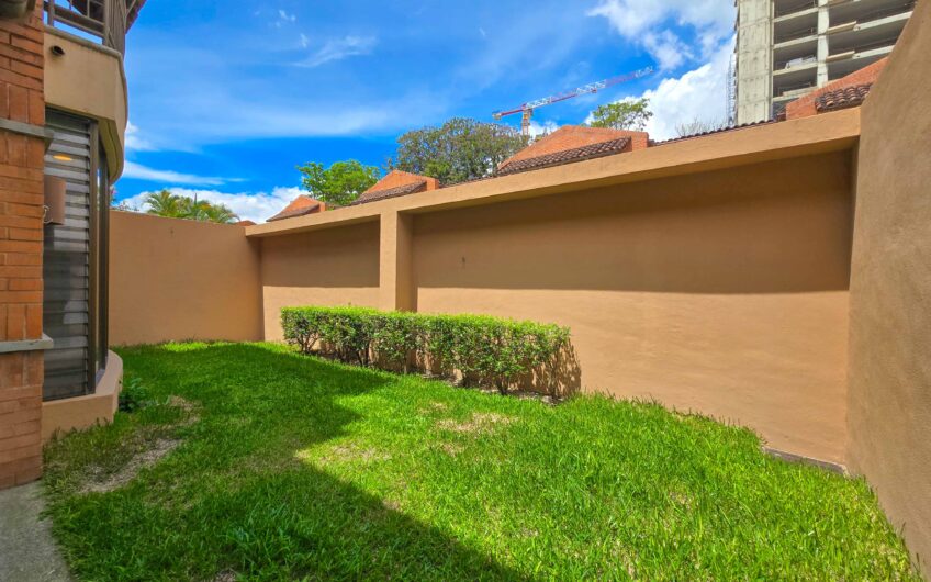 Condo de 305 m2 con jardín en Trejos Montealegre x Avenida Escazú