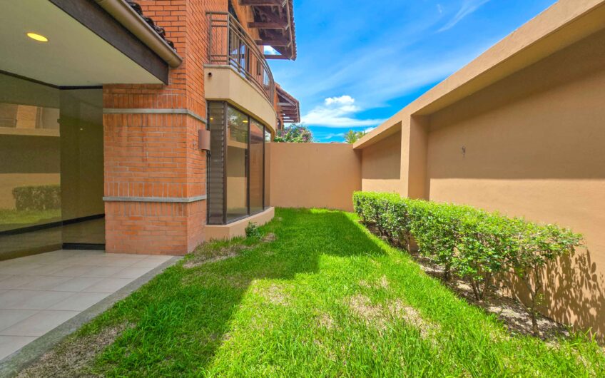 Condo de 305 m2 con jardín en Trejos Montealegre x Avenida Escazú