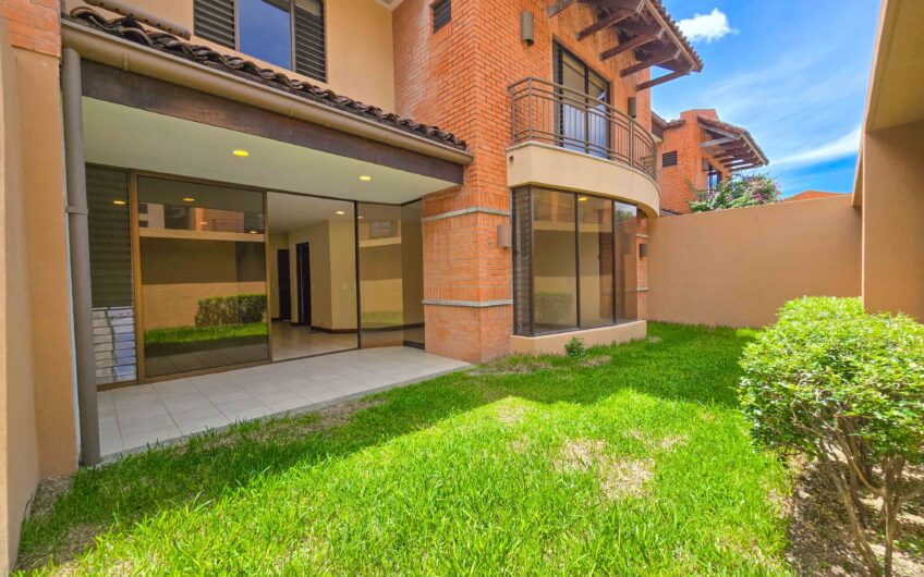 Condo de 305 m2 con jardín en Trejos Montealegre x Avenida Escazú