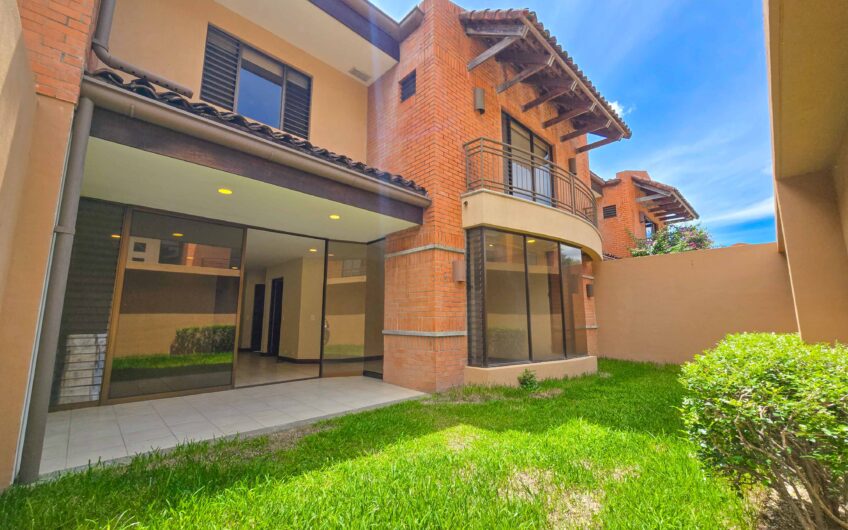Condo de 305 m2 con jardín en Trejos Montealegre x Avenida Escazú