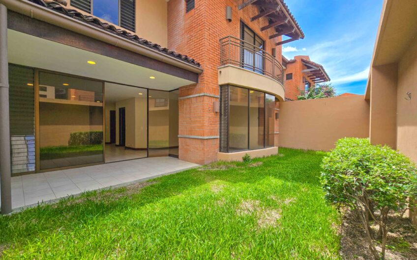 Condo de 305 m2 con jardín en Trejos Montealegre x Avenida Escazú