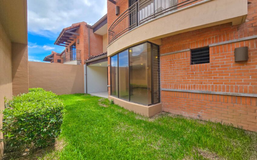 Condo de 305 m2 con jardín en Trejos Montealegre x Avenida Escazú