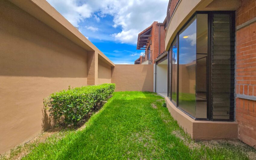Condo de 305 m2 con jardín en Trejos Montealegre x Avenida Escazú