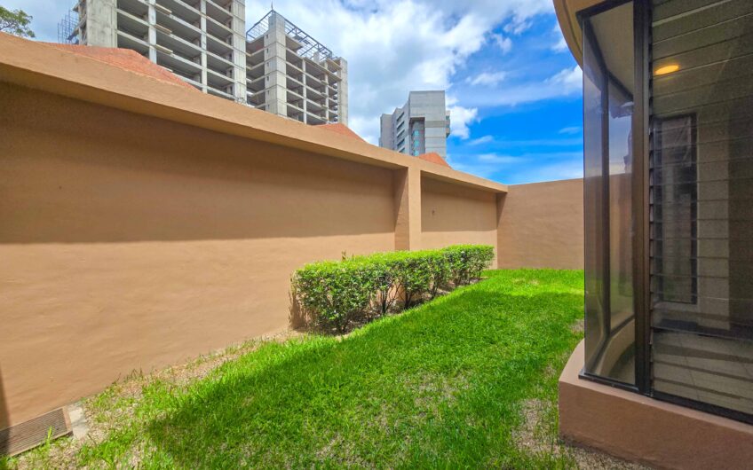 Condo de 305 m2 con jardín en Trejos Montealegre x Avenida Escazú