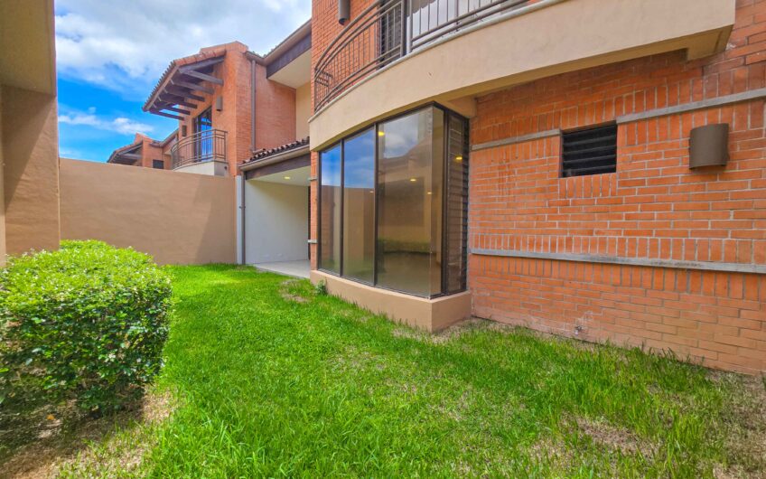 Condo de 305 m2 con jardín en Trejos Montealegre x Avenida Escazú
