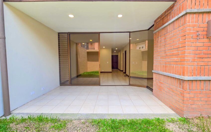 Condo de 305 m2 con jardín en Trejos Montealegre x Avenida Escazú