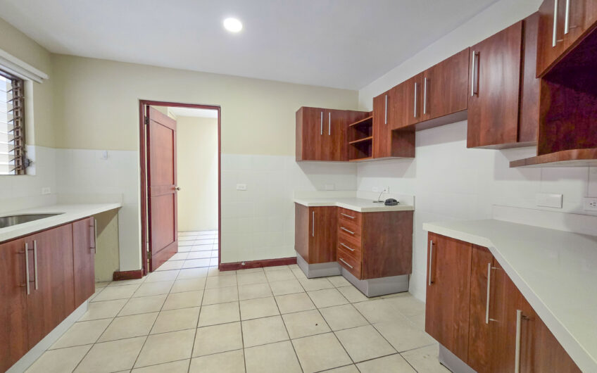Condo de 305 m2 con jardín en Trejos Montealegre x Avenida Escazú