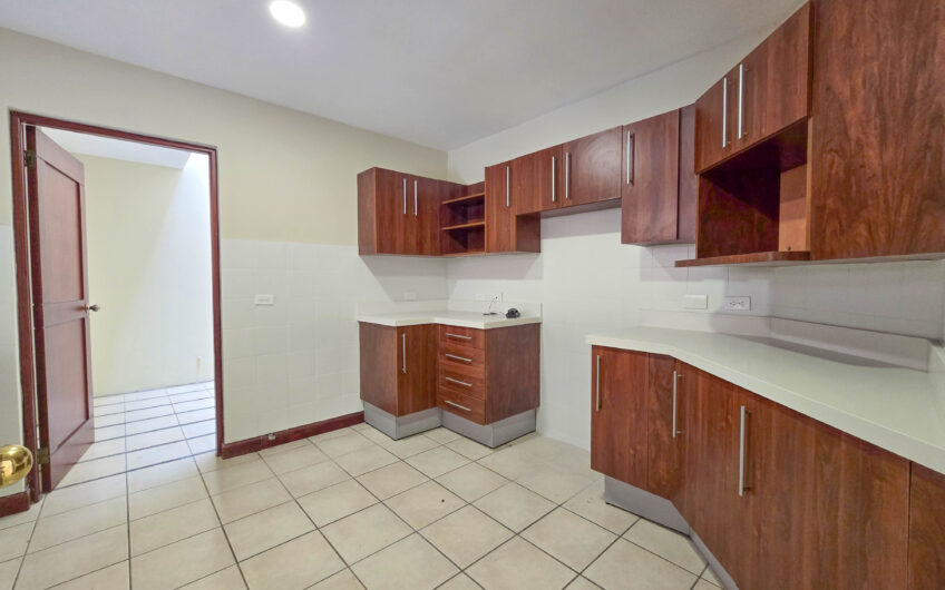 Condo de 305 m2 con jardín en Trejos Montealegre x Avenida Escazú