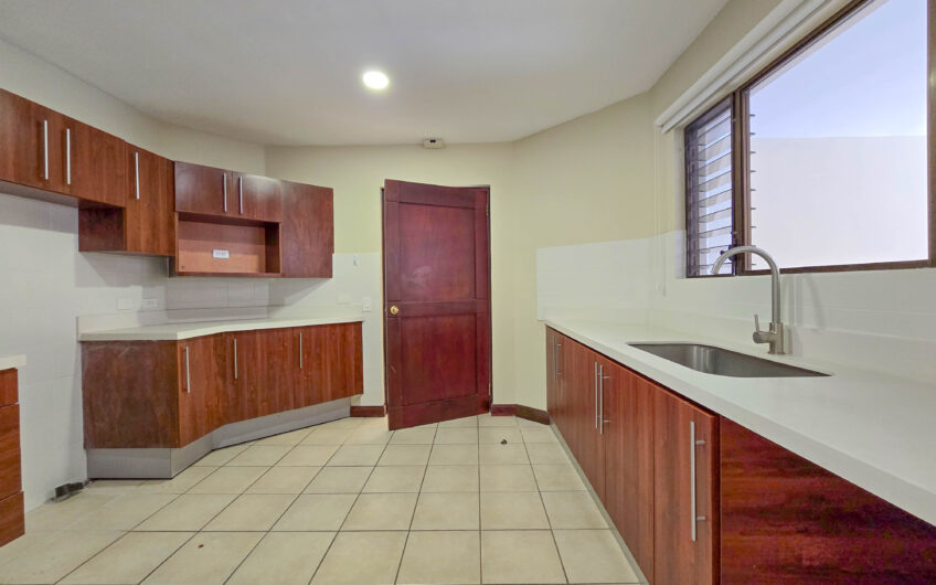 Condo de 305 m2 con jardín en Trejos Montealegre x Avenida Escazú