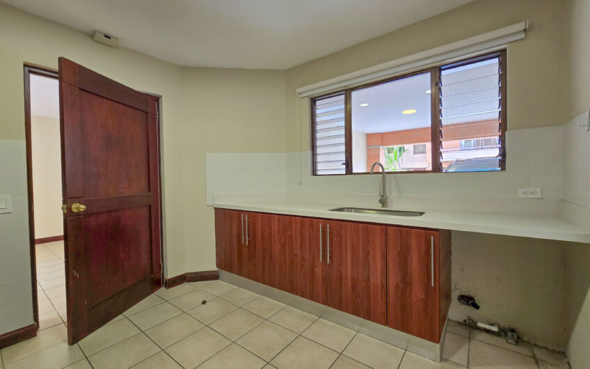 Condo de 305 m2 con jardín en Trejos Montealegre x Avenida Escazú