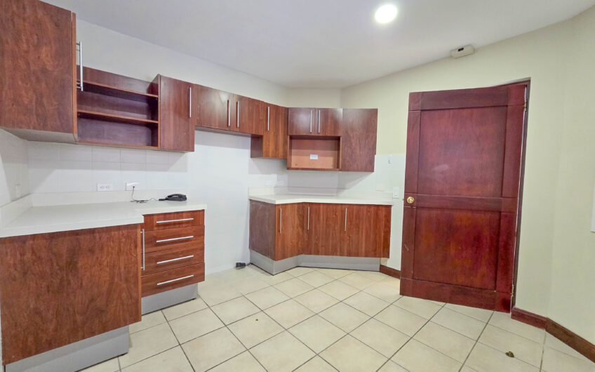 Condo de 305 m2 con jardín en Trejos Montealegre x Avenida Escazú