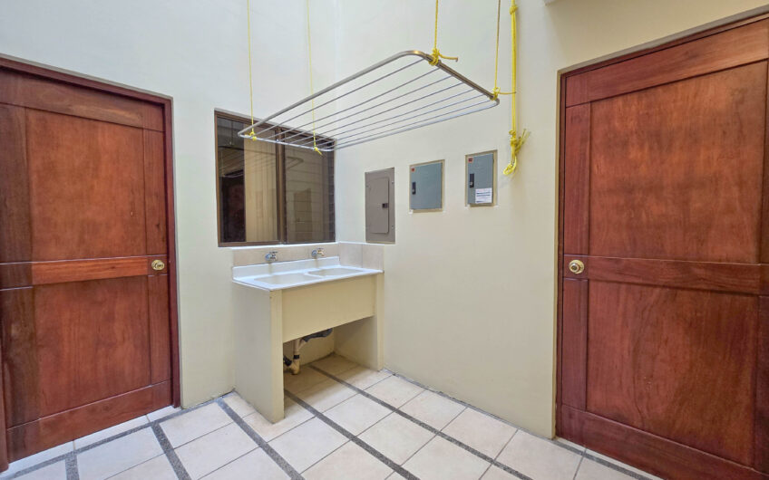 Condo de 305 m2 con jardín en Trejos Montealegre x Avenida Escazú
