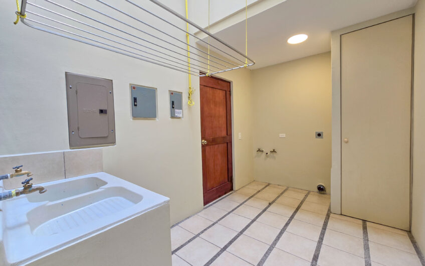 Condo de 305 m2 con jardín en Trejos Montealegre x Avenida Escazú