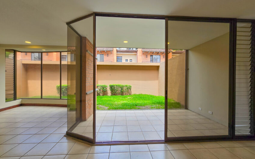 Condo de 305 m2 con jardín en Trejos Montealegre x Avenida Escazú