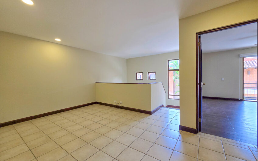 Condo de 305 m2 con jardín en Trejos Montealegre x Avenida Escazú