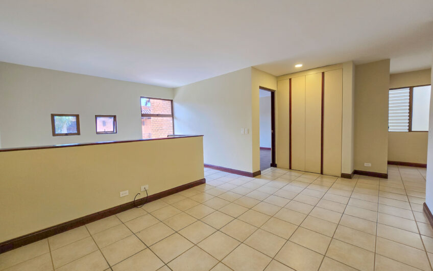 Condo de 305 m2 con jardín en Trejos Montealegre x Avenida Escazú