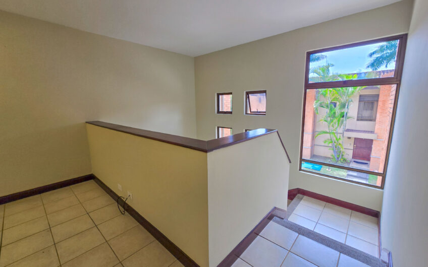 Condo de 305 m2 con jardín en Trejos Montealegre x Avenida Escazú