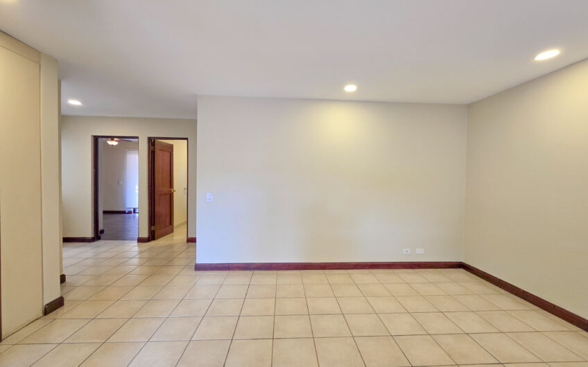 Condo de 305 m2 con jardín en Trejos Montealegre x Avenida Escazú