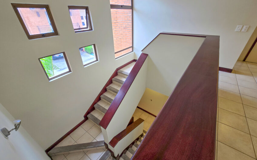 Condo de 305 m2 con jardín en Trejos Montealegre x Avenida Escazú