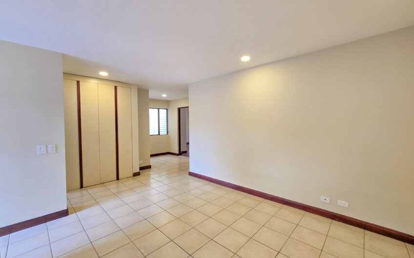 Condo de 305 m2 con jardín en Trejos Montealegre x Avenida Escazú