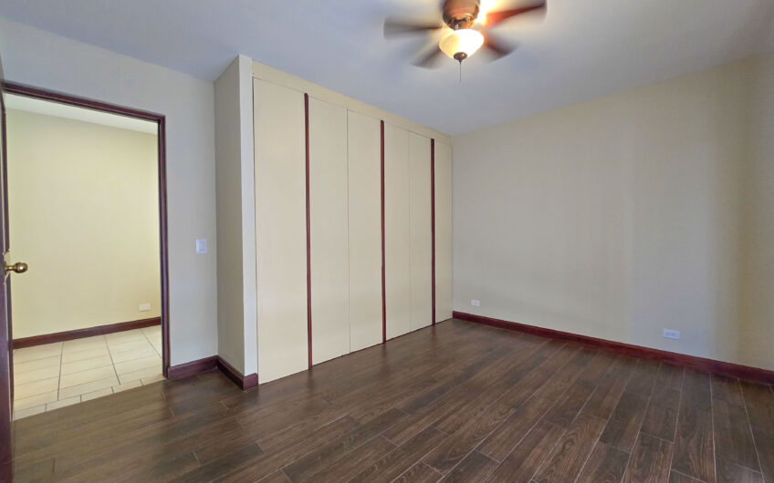 Condo de 305 m2 con jardín en Trejos Montealegre x Avenida Escazú