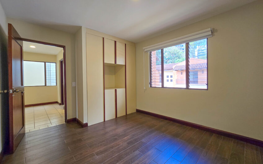 Condo de 305 m2 con jardín en Trejos Montealegre x Avenida Escazú