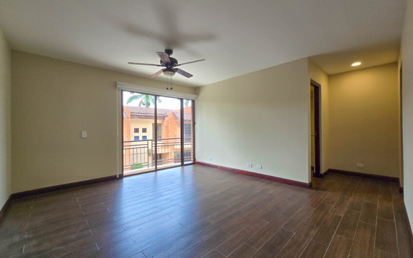 Condo de 305 m2 con jardín en Trejos Montealegre x Avenida Escazú