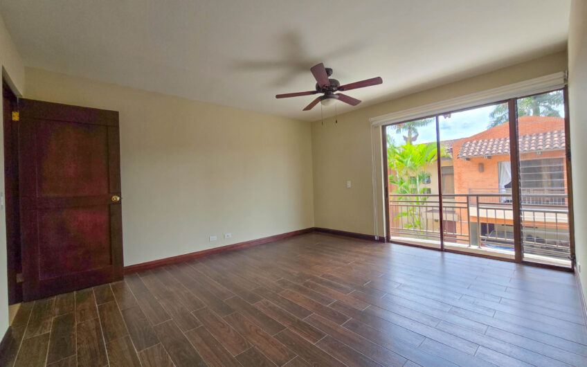 Condo de 305 m2 con jardín en Trejos Montealegre x Avenida Escazú