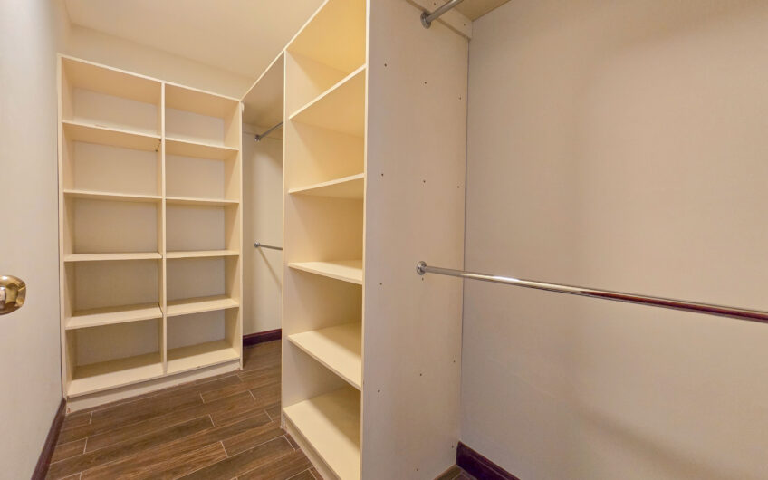 Condo de 305 m2 con jardín en Trejos Montealegre x Avenida Escazú