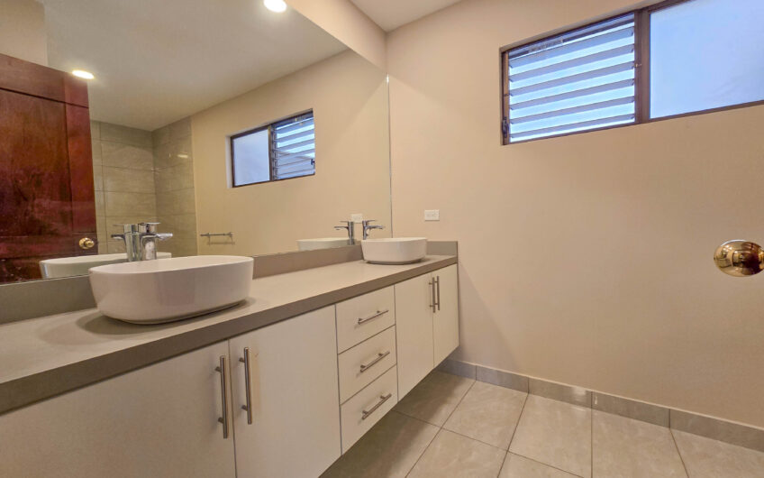 Condo de 305 m2 con jardín en Trejos Montealegre x Avenida Escazú