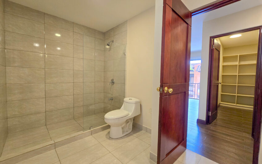 Condo de 305 m2 con jardín en Trejos Montealegre x Avenida Escazú