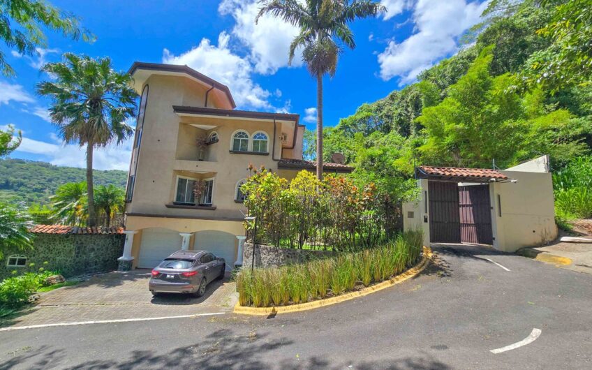 Lujosa Casa con Piscina Privada y Espectaculares Vistas / Piedades Santa Ana / 6 Habit. / 605 m²