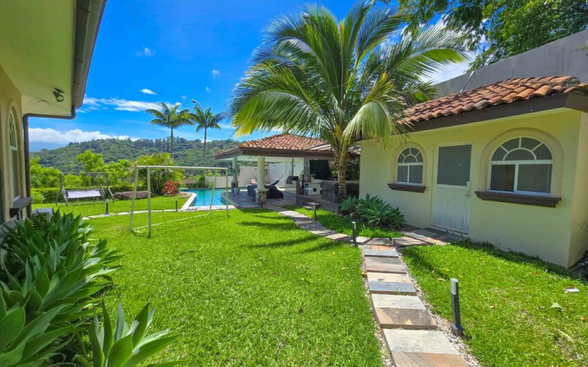 Lujosa Casa con Piscina Privada y Espectaculares Vistas / Piedades Santa Ana / 6 Habit. / 605 m²