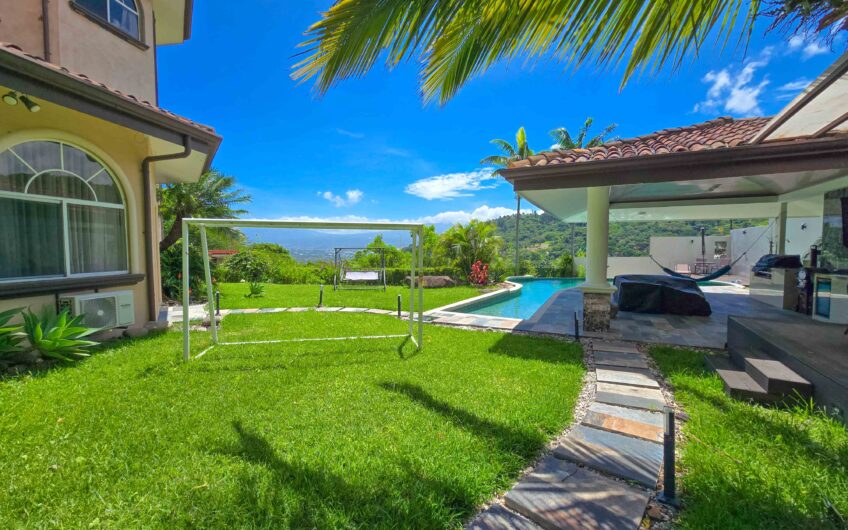 Lujosa Casa con Piscina Privada y Espectaculares Vistas / Piedades Santa Ana / 6 Habit. / 605 m²