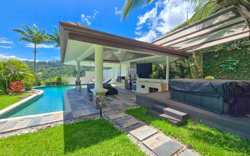 Lujosa Casa con Piscina Privada y Espectaculares Vistas / Piedades Santa Ana / 6 Habit. / 605 m²