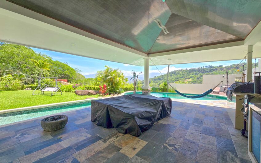 Lujosa Casa con Piscina Privada y Espectaculares Vistas / Piedades Santa Ana / 6 Habit. / 605 m²