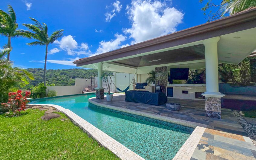 Lujosa Casa con Piscina Privada y Espectaculares Vistas / Piedades Santa Ana / 6 Habit. / 605 m²