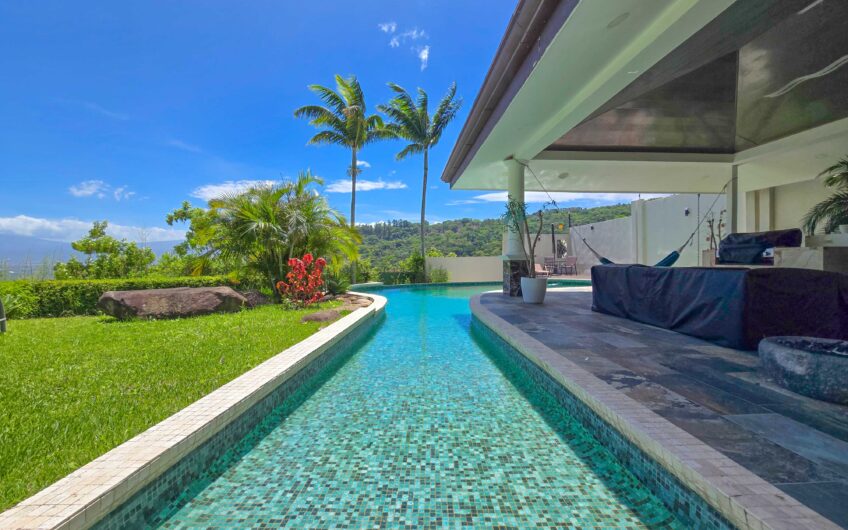 Lujosa Casa con Piscina Privada y Espectaculares Vistas / Piedades Santa Ana / 6 Habit. / 605 m²