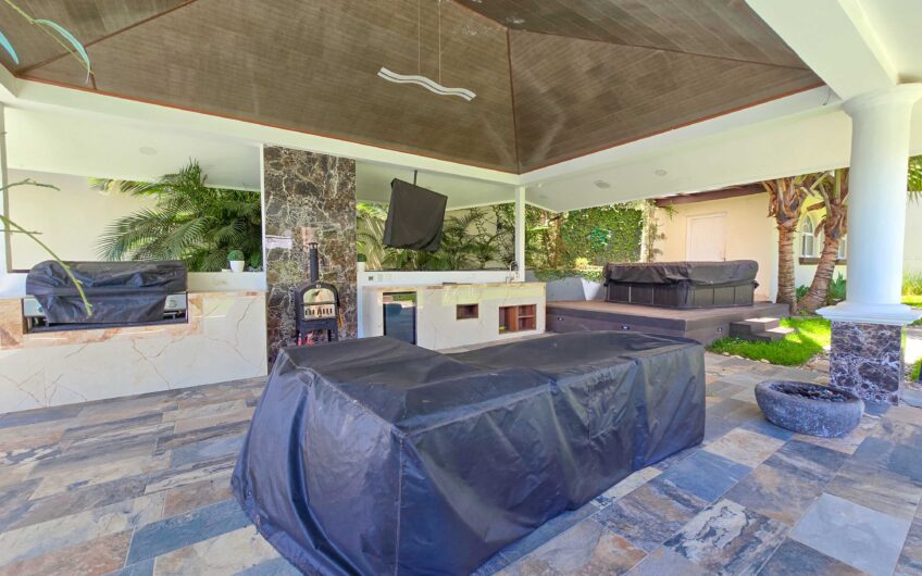 Lujosa Casa con Piscina Privada y Espectaculares Vistas / Piedades Santa Ana / 6 Habit. / 605 m²