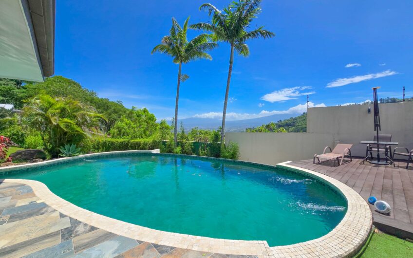 Lujosa Casa con Piscina Privada y Espectaculares Vistas / Piedades Santa Ana / 6 Habit. / 605 m²