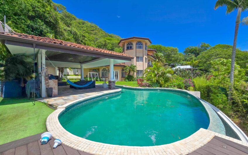 Lujosa Casa con Piscina Privada y Espectaculares Vistas / Piedades Santa Ana / 6 Habit. / 605 m²