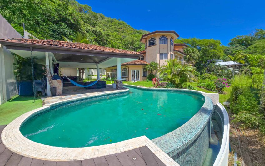 Lujosa Casa con Piscina Privada y Espectaculares Vistas / Piedades Santa Ana / 6 Habit. / 605 m²