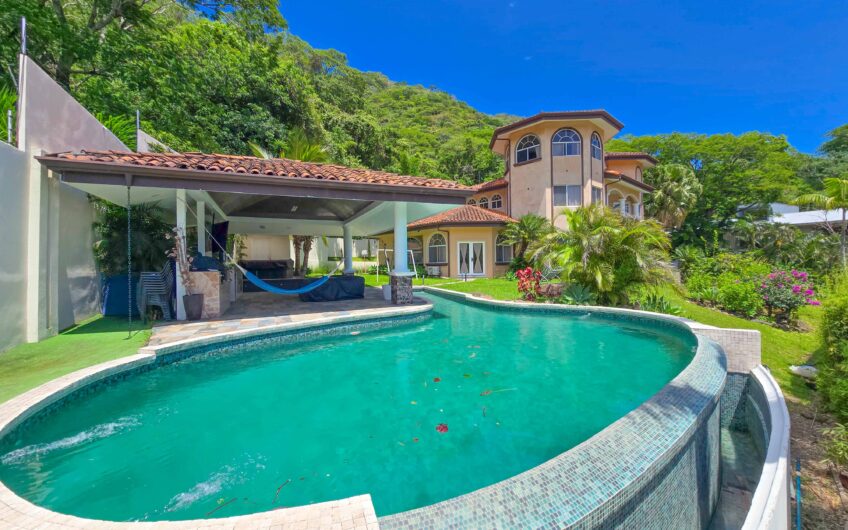 Lujosa Casa con Piscina Privada y Espectaculares Vistas / Piedades Santa Ana / 6 Habit. / 605 m²
