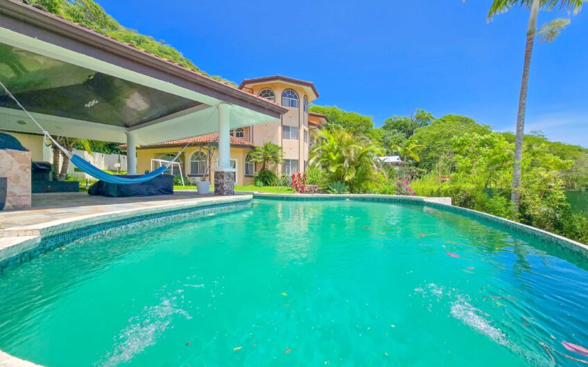 Lujosa Casa con Piscina Privada y Espectaculares Vistas / Piedades Santa Ana / 6 Habit. / 605 m²