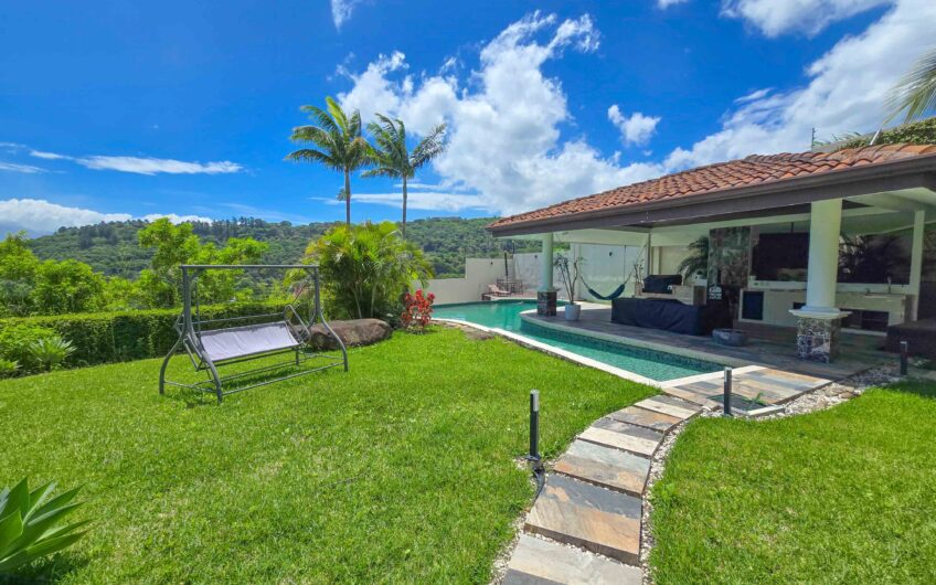 Lujosa Casa con Piscina Privada y Espectaculares Vistas / Piedades Santa Ana / 6 Habit. / 605 m²