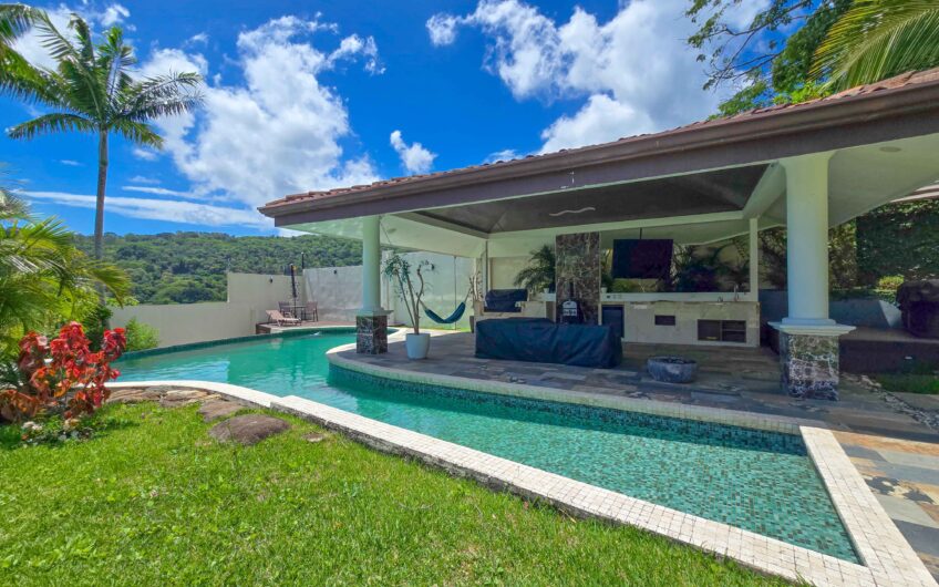 Lujosa Casa con Piscina Privada y Espectaculares Vistas / Piedades Santa Ana / 6 Habit. / 605 m²