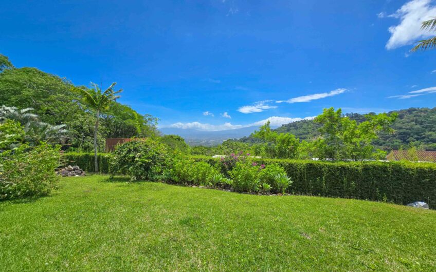 Lujosa Casa con Piscina Privada y Espectaculares Vistas / Piedades Santa Ana / 6 Habit. / 605 m²